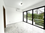 148312-th_bedroom_with_balcony