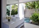 84375-1351_bathwithoptionaloutsidejacuzzicustom