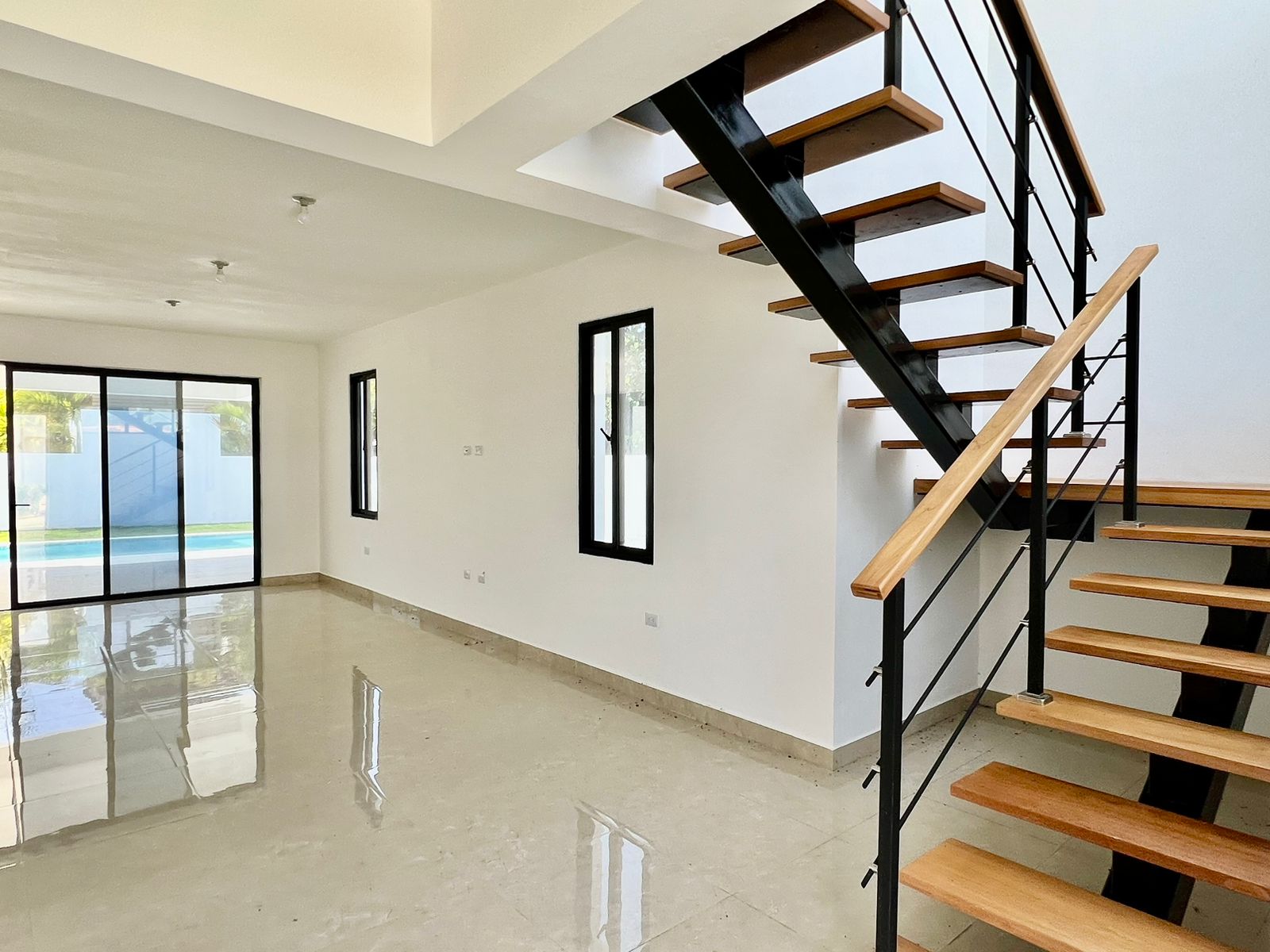 Luxury Property For Sale Exclusive 4 bedroom Villa In SOV gated community - photo 6