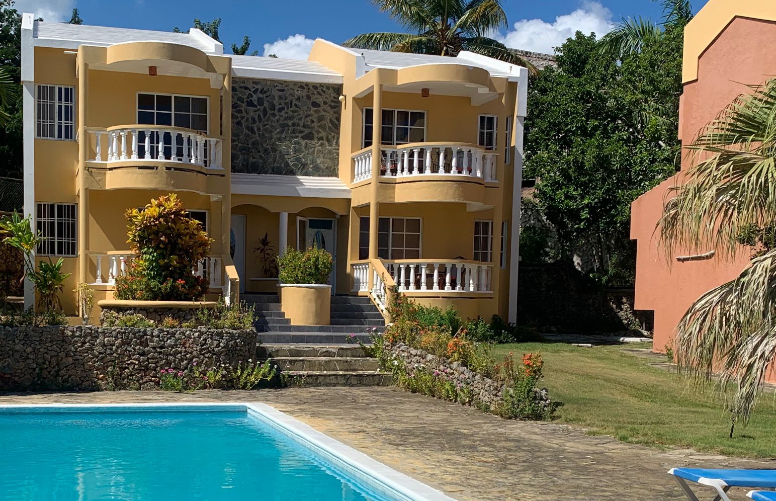 Beautiful 1 Bedroom Townhouse In Small Gated Community - photo 1