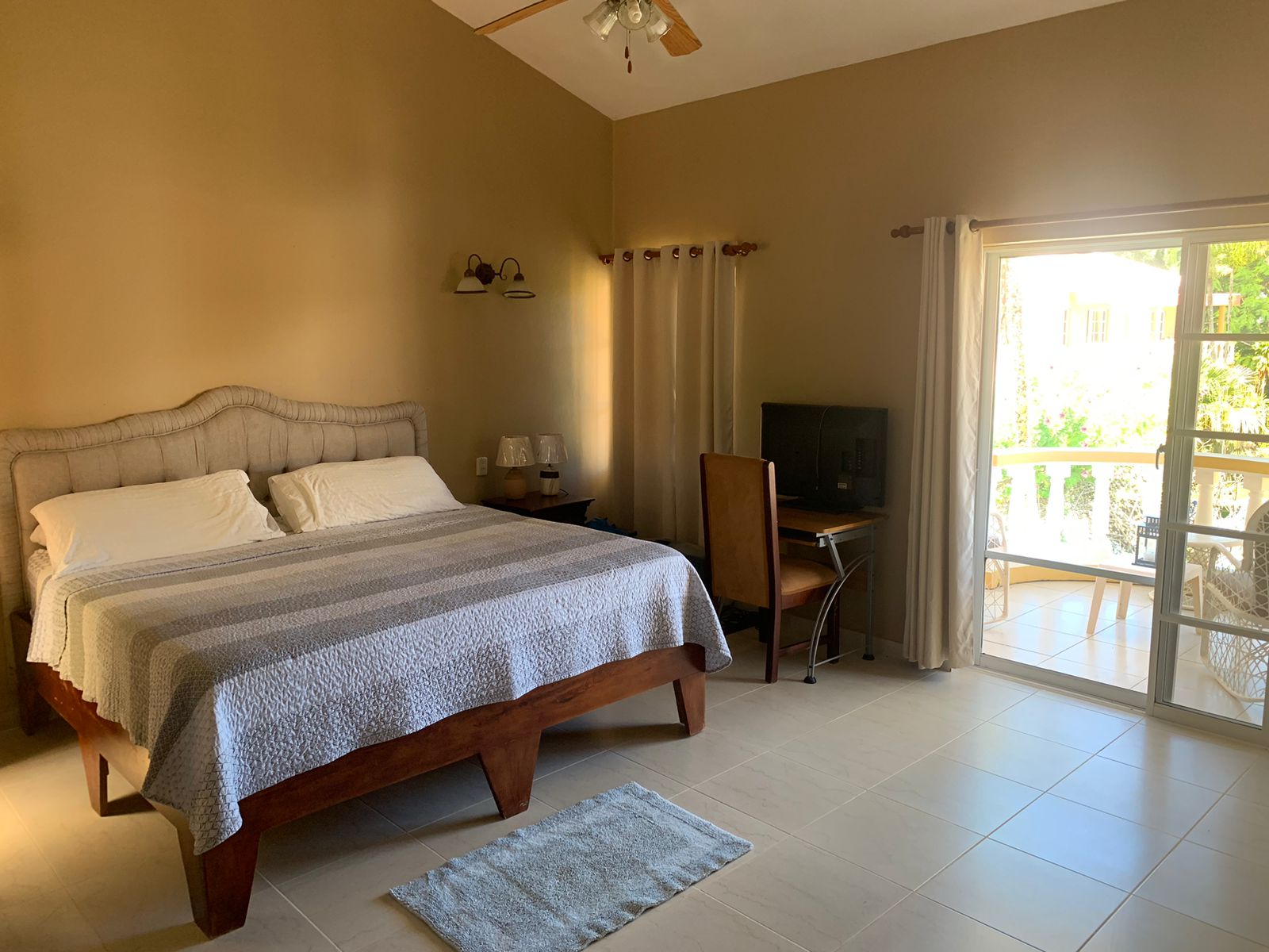 Beautiful 1 Bedroom Townhouse In Small Gated Community - photo 2