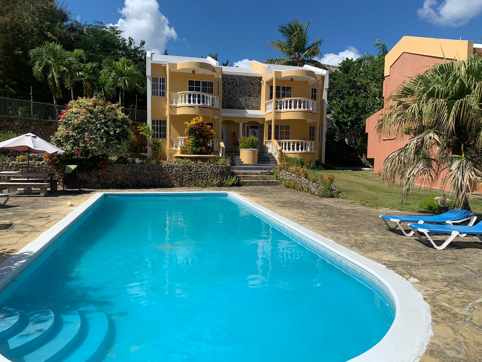 Beautiful 1 Bedroom Townhouse In Small Gated Community - photo 3