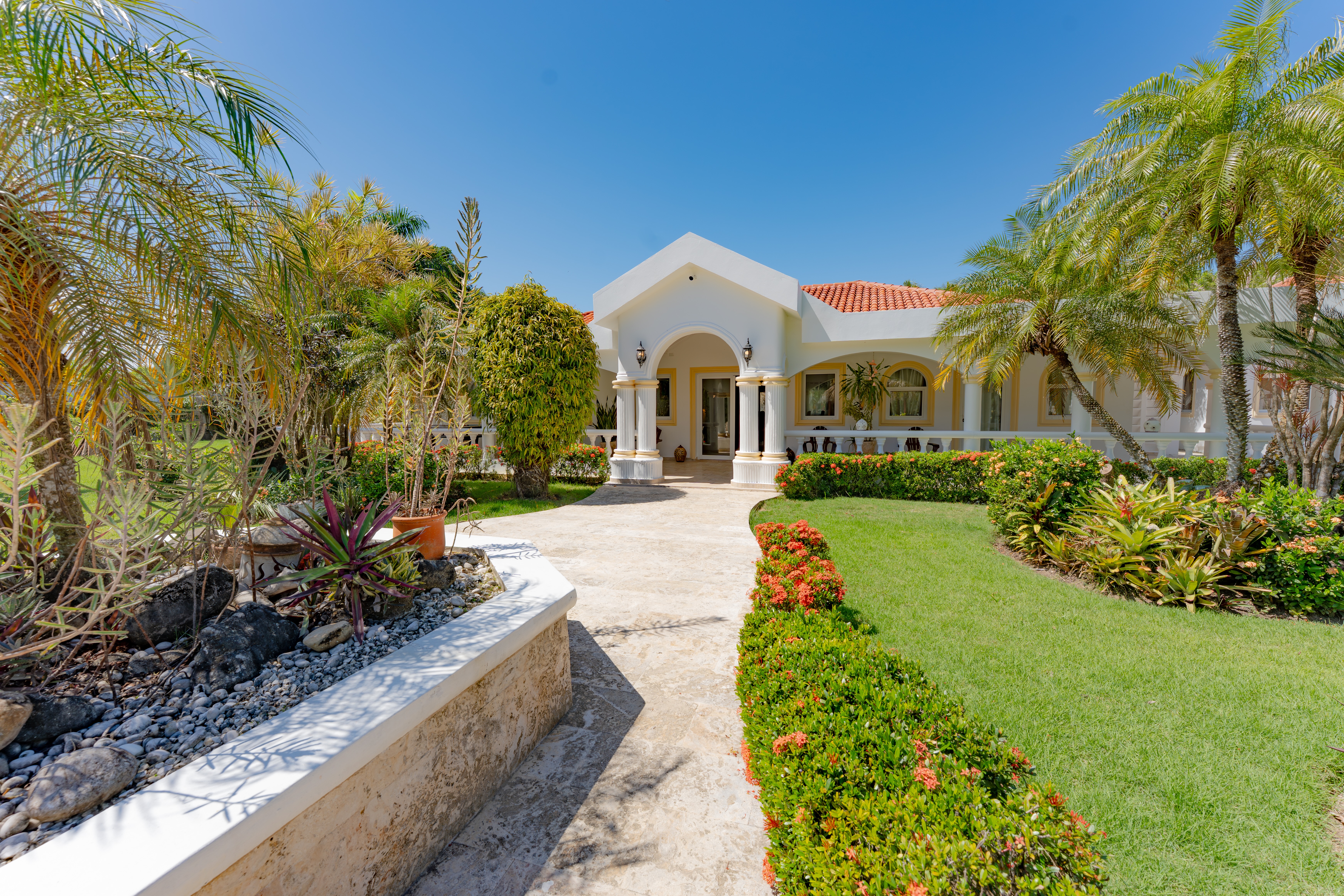 Stunning extensive Tropical Garden Paradise Steps from the Ocean! xquisite 5-Bedroom Stunning Villa in Cabarete – A Beautiful Tropical Paradise for Sale! - photo 2