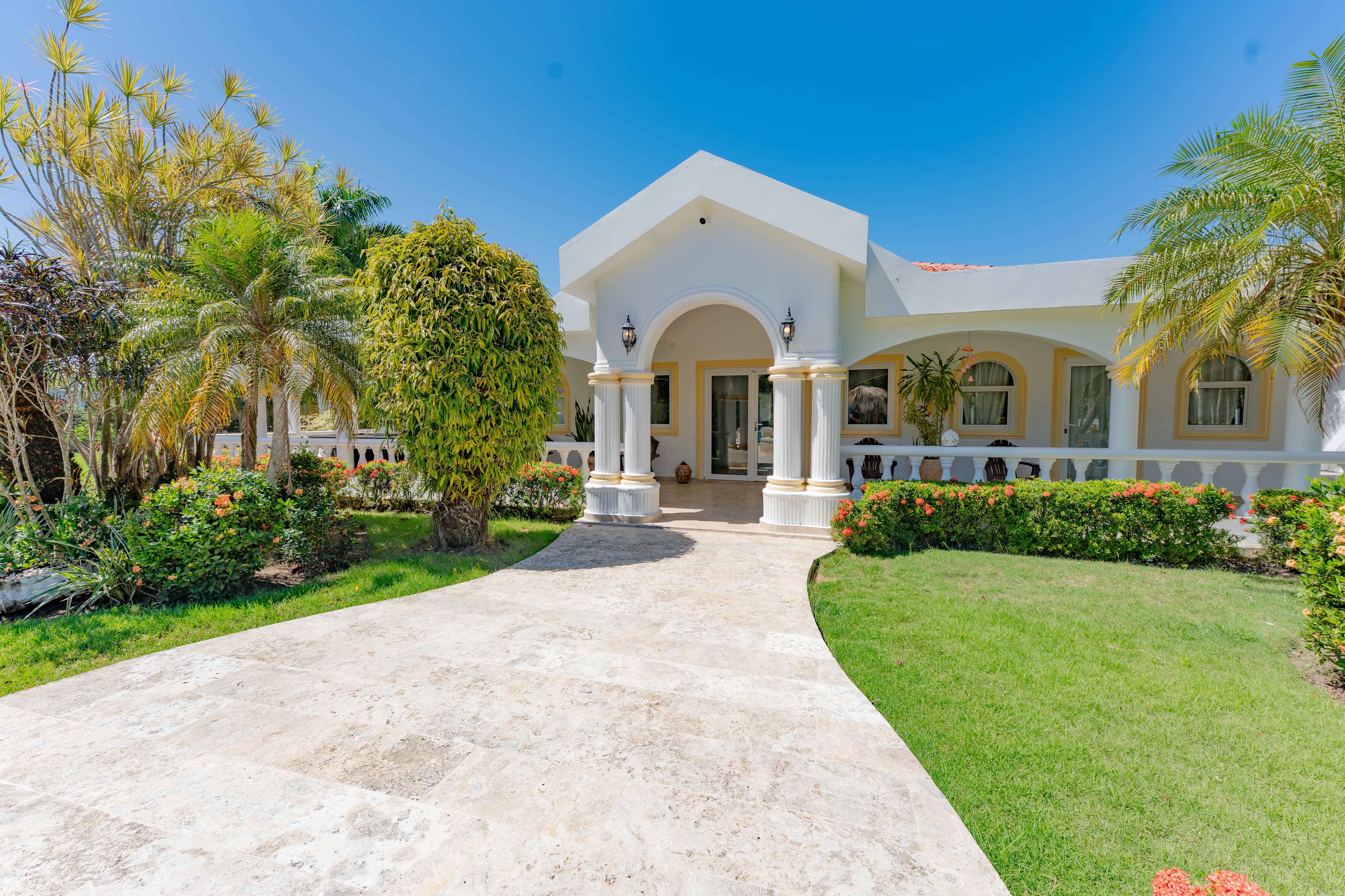 Stunning extensive Tropical Garden Paradise Steps from the Ocean! xquisite 5-Bedroom Stunning Villa in Cabarete – A Beautiful Tropical Paradise for Sale! - photo 3