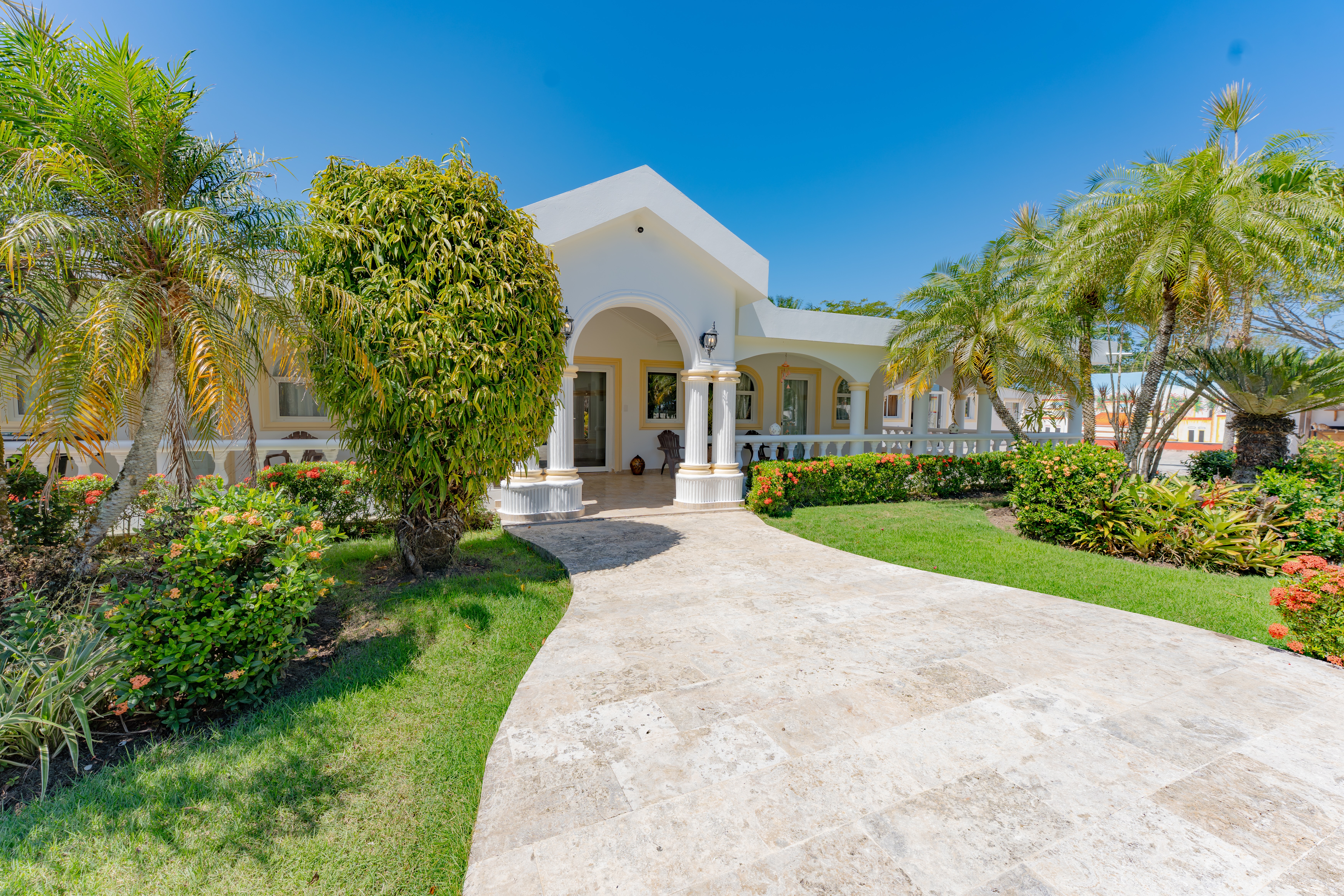 Stunning extensive Tropical Garden Paradise Steps from the Ocean! xquisite 5-Bedroom Stunning Villa in Cabarete – A Beautiful Tropical Paradise for Sale! - photo 1