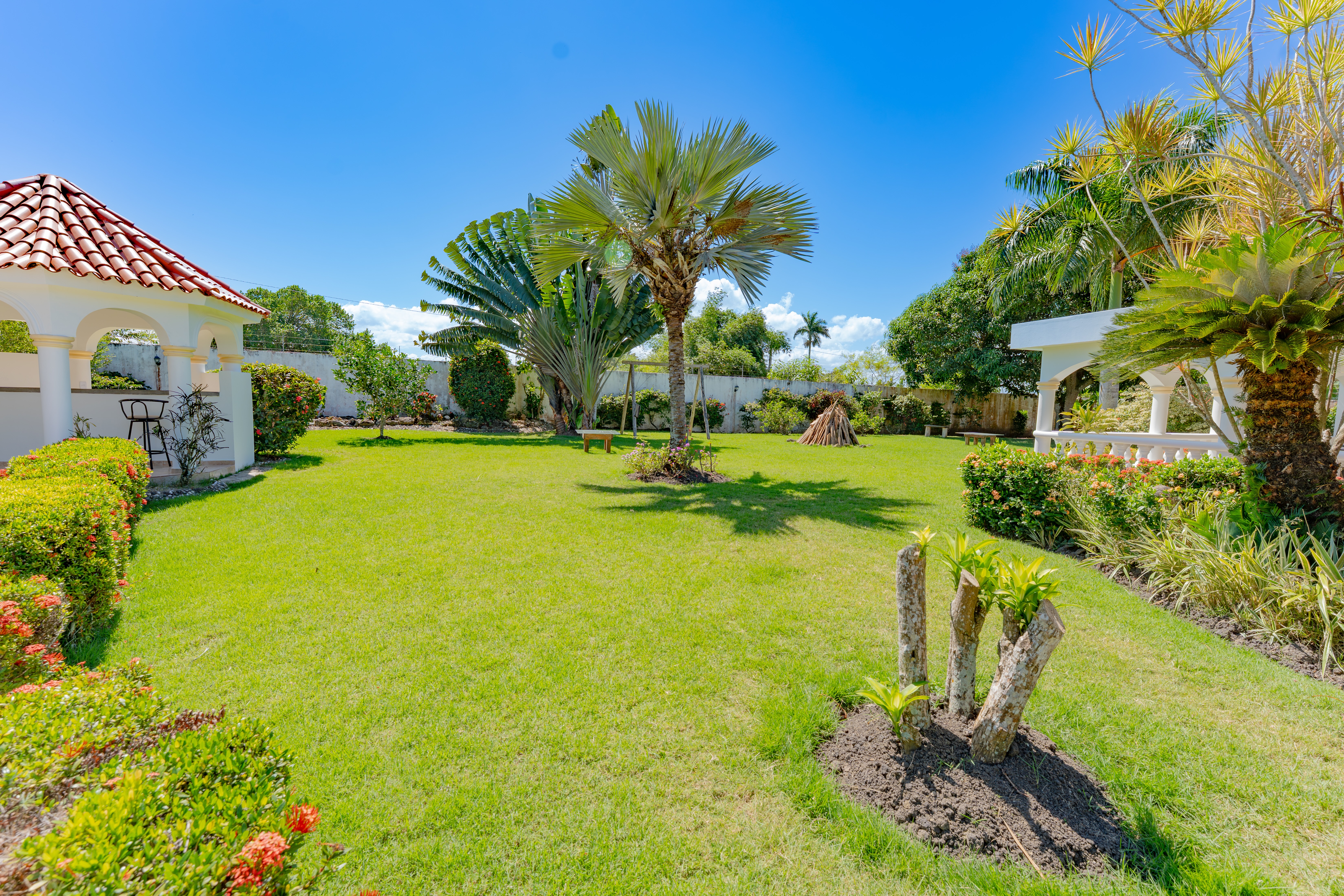Stunning extensive Tropical Garden Paradise Steps from the Ocean! xquisite 5-Bedroom Stunning Villa in Cabarete – A Beautiful Tropical Paradise for Sale! - photo 6