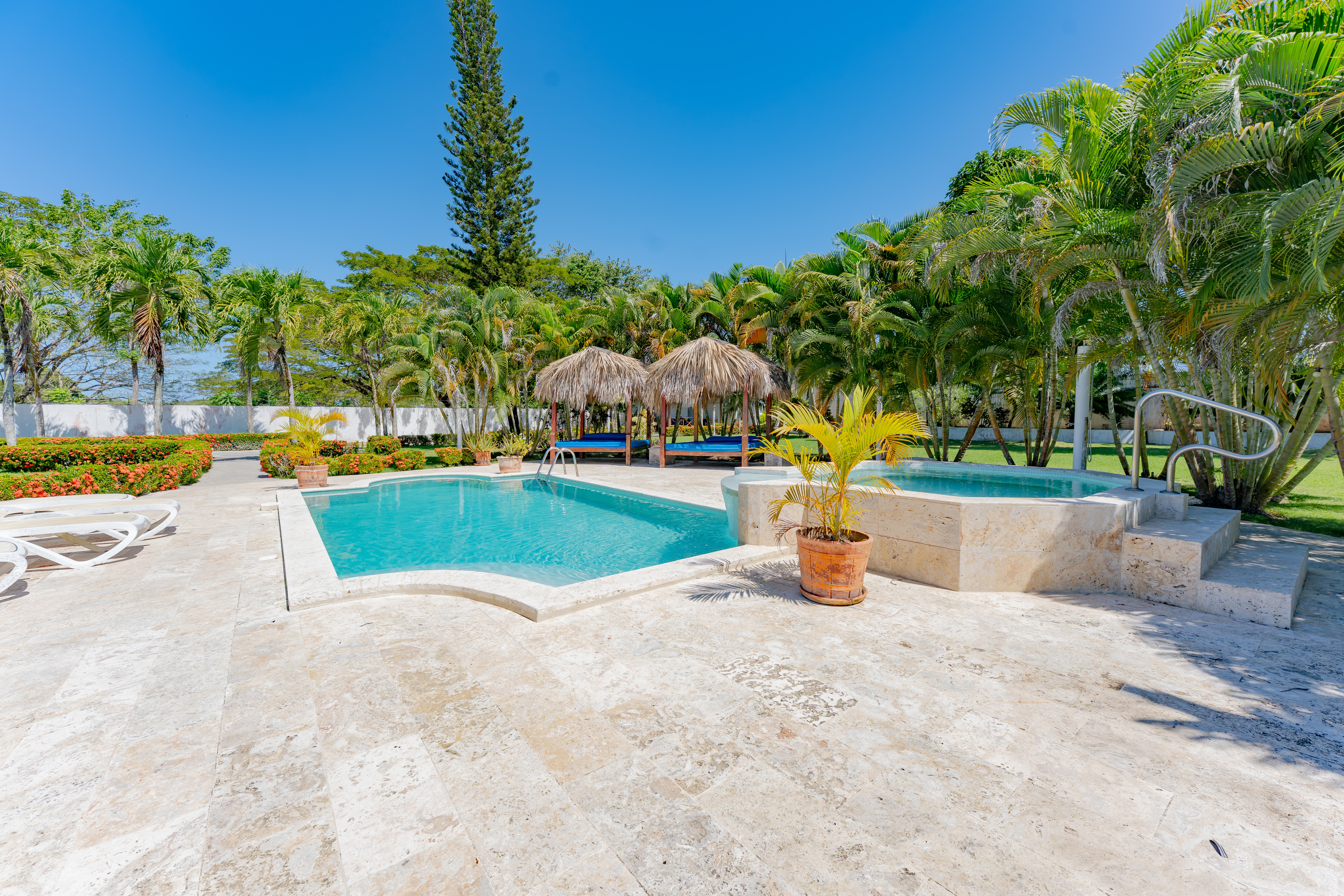 Stunning extensive Tropical Garden Paradise Steps from the Ocean! xquisite 5-Bedroom Stunning Villa in Cabarete – A Beautiful Tropical Paradise for Sale! - photo 5