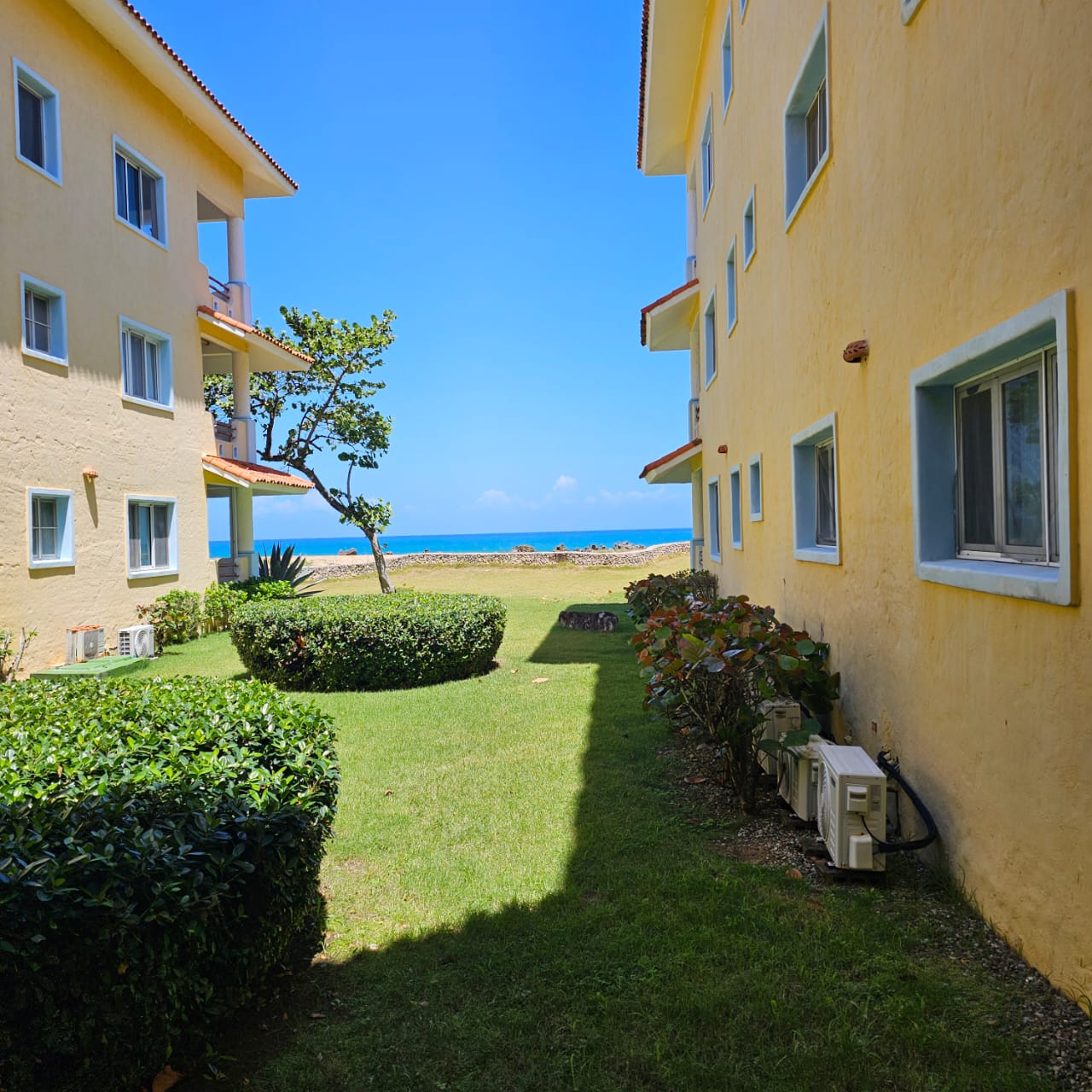 Two Bed oceanfront apartment in Gated Community - photo 1
