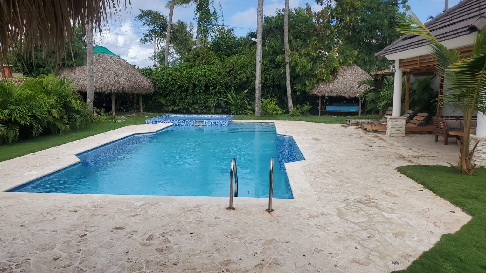 Exquisite 9 Bedroom, 9.5 Bath Villa Near the Beach - photo 1