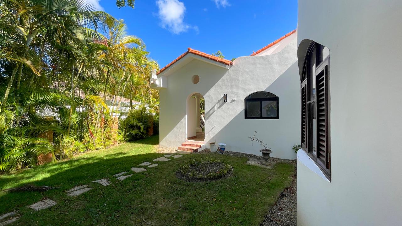 Colonial Villa with a Large Lot For Sale Colonial Villa with a Large Lot for Sale - photo 4